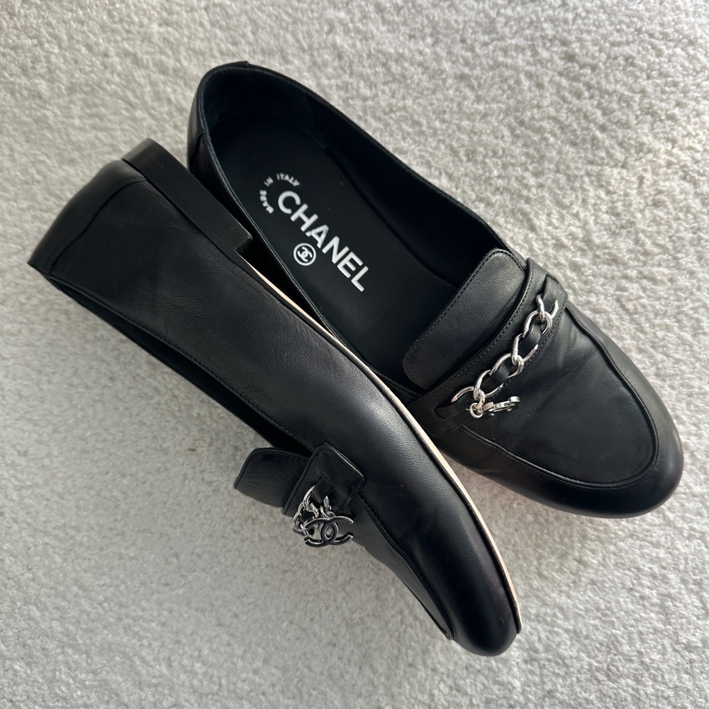 SOLD Chanel 2019 Moccasin Lambskin Flats/Loafers w/ Silver CC logo/ chain detail - Picture 5 of 13
